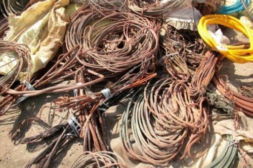سارقان كارخانه قند شازند با نیم تن كابل مسروقه دستگیر شدند