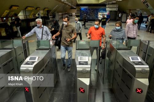 ازدحام مسافر در مترو به سبب عدم رعایت مصوبات ستاد كرونا در روزهای قرنطینه ابلاغی
