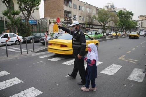 تراکم و کندی حرکت خودرو ها در اطراف مدارس می تواند حادثه ساز باشد