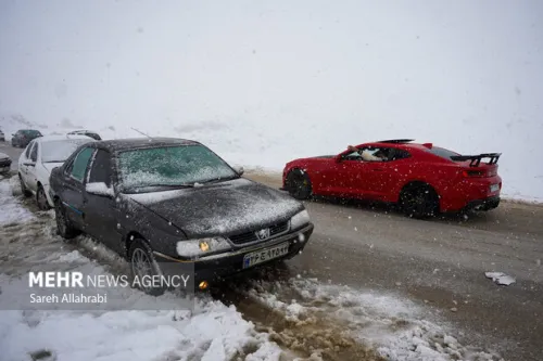 بارندگی سنگین برف در جاده های کوهستانی سمنان محور دامغان-گلوگاه بسته شد